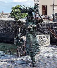Monumento a las pescadoras en el puerto de Puerto de la Cruz